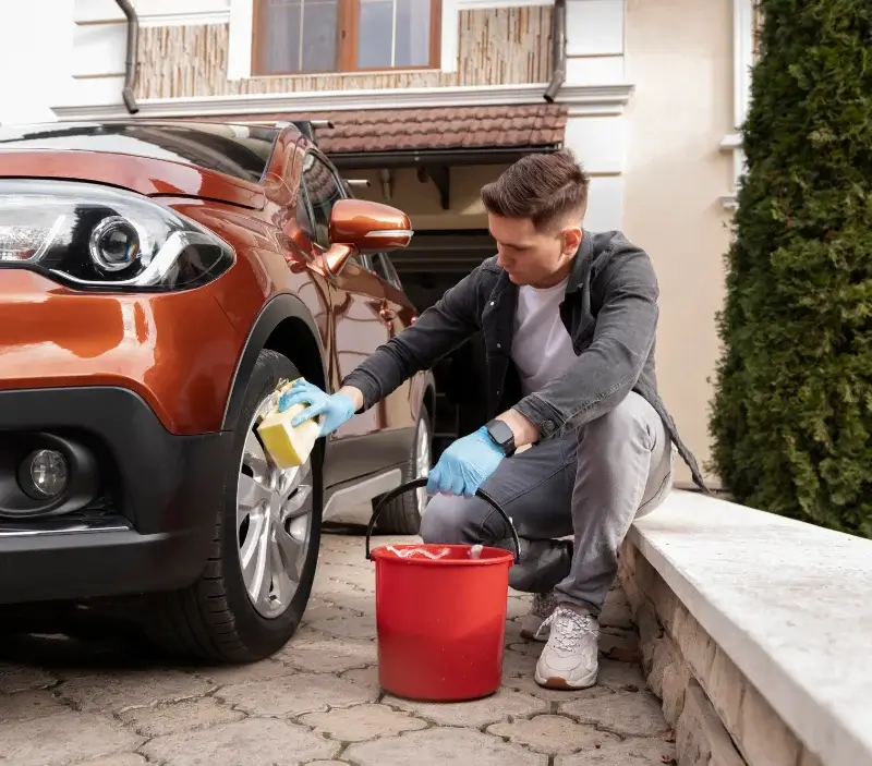 Lavage auto à domicile Saint-Germain-du-Bel-Air : professionnel intervenant sur un véhicule